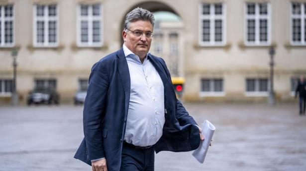 Jakob Baruël Poulsen er managing partner og medstifter af Copenhagen Infrastructure Partners, som siden stiftelsen i 2014 har rejst store milliardbeløb til i alt 15 fonde. Fondene investerer primært i vedvarende energi og energiinfrastruktur.