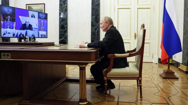 Putin er set udefra presset økonomisk, politisk og militært. Spørgsmålet er så, om stolen vakler under den russiske præsident, eller om han stadig har greb om magten.