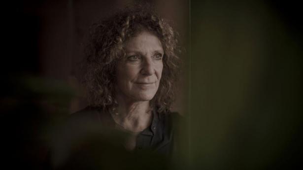 “Mit arbejde kom på den ene side i anden række, og på den anden side var det rigtig vigtigt, fordi det var med til at opretholde en form for normalitet i den periode;” siger Hannah Maimin Weil, hvis datter fik angst. Hannah Maimin Weil gik selv ned med stress og startede et projekt om pårørende på job.