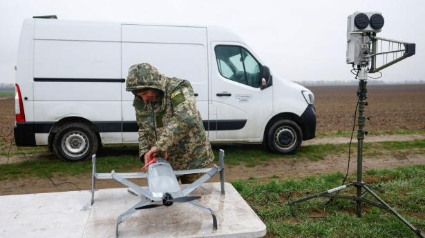 Droner, elektronisk krigsførelse, batteriløsninger og software udvikles i Ukraine med ét formål: at fungere i kamp. Men europæiske forsvarsstartup kan kun tiltrække kapital, hvis udviklingen også har et civilt mål.