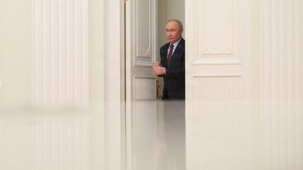 Ruslands præsident Vladimir Putin synes at isolere sig mere og mere, og der er indikationer på, at han ikke længere sidder sikkert på tronen. 