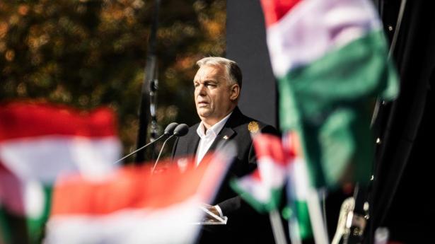 Ungarns premierminister Viktor Orbán taler til tilhængere ved et rally i Budapest
