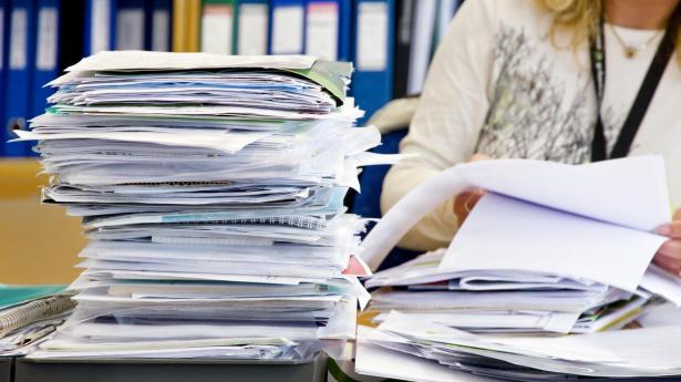 Den samlede mængde af administrative krav, dokumentationsforpligtelser og kontrolmekanismer er samlet set en tung byrde, der ikke skaber værdi og ofte opfattes som meningsløse.