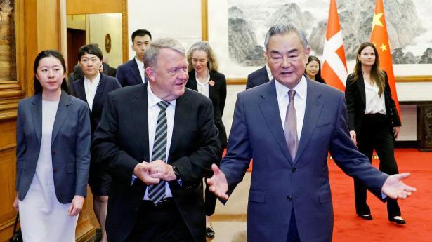 Kinas udenrigsminister Wang Yi mødte udenrigsminister Lars Løkke Rasmussen i Beijing i 2025. I denne uge gæster Wang Yi Danmark. Her må Danmark særligt have én ting for øje: Samarbejdet må ikke blive til strategisk afhængighed.
