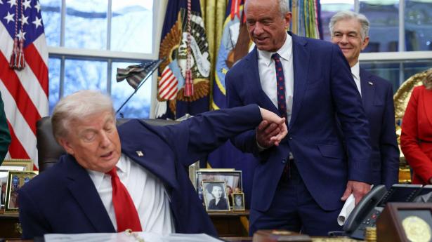 Donald Trump har underskrevet dekret, der skal straffe lande, der sælger eller leverer olie til Cuba. 