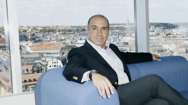 Carlos Diaz, maratonløber og adm. direktør i den globale fiskefoderproducent Biomar i Aarhus, er igen flyttet til Østjylland.