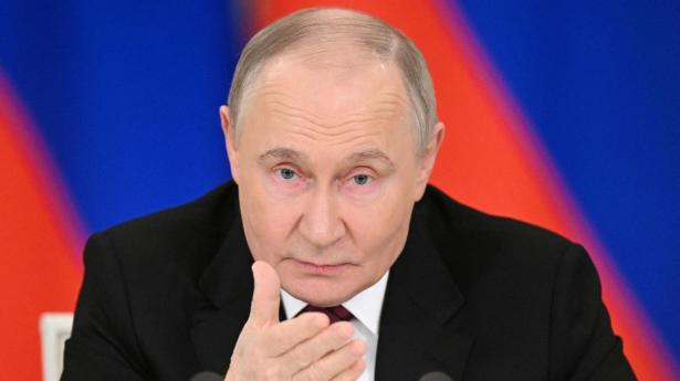 Vladimir Putin har endnu ikke kommenteret søndagens angreb mod russiske baser, som har fået militæreksperter til at måbe.