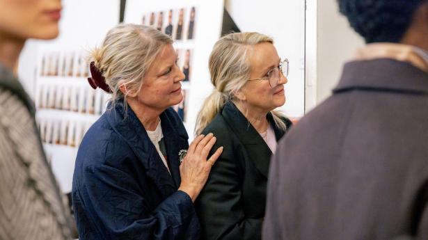 Mens modellerne går på podiet foran 600 mennesker i Østerbro Idrætshus onsdag aften, står Helle Hestegave (tv) og Rikke Baumgarten backstage og følger med. 