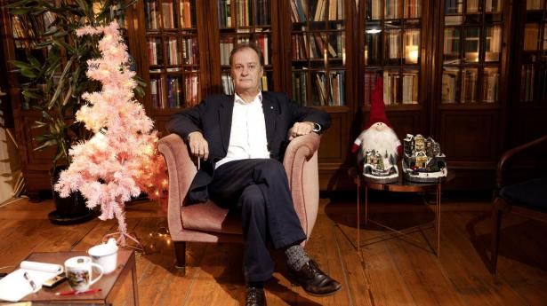Knud Romer fik engang en bog i julegave, som viste sig at blive årsagen til, at han i dag er forfatter. I dag står hans bøger i bogskabet som hans “stille venner, og de har sig lukket om sig selv”.