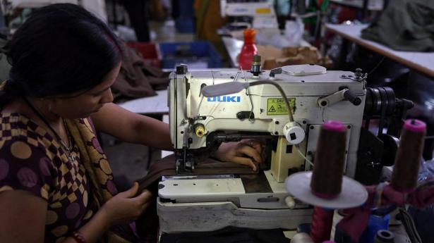 Syntetiske fibre som polyester fylder omkring halvdelen af det globale tekstilmarked og findes i alt fra sko og teltduge til hverdagstøj.