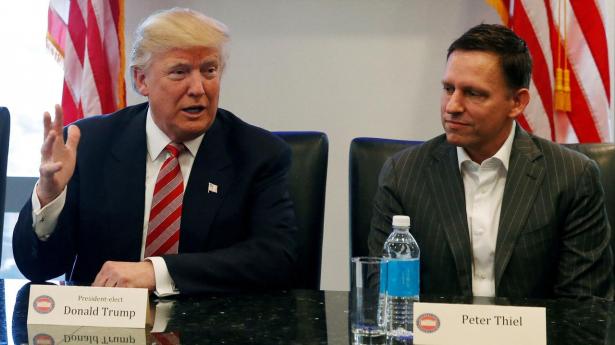 I 2016 donerede Peter Thiel (t.h.) penge til Donald Trumps valgkamp. Her ses de to sammen til et møde i Trump Tower, da Trump første gang vandt det amerikanske præsidentvalg.