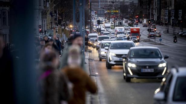 En omlægning af bilskatten til en forbrugsskat giver den enkelte fuld kontrol over sine omkostninger: Kører du mindre i en stram måned, falder regningen med det samme, skriver Nicolaj Jacobsen. 