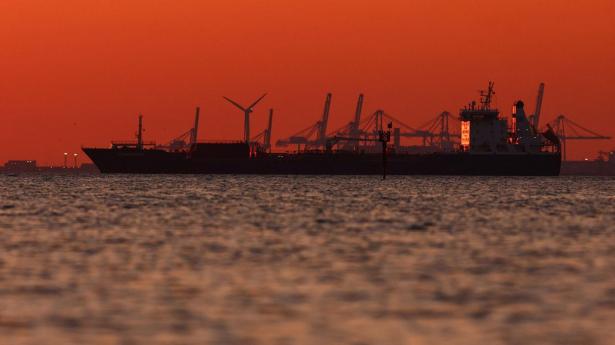 Iran truer med fuldstændig lukning af Hormuz, hvis Trump-trussel effektueres