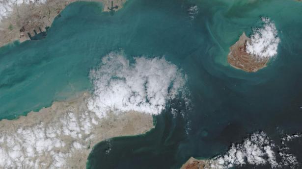 Hormuzstrædet mellem Iran og Den Arabiske Halvø er afgørende for transport af olie og naturgas fra en stribe lande omkring Den Persiske Golf til resten af verden. 