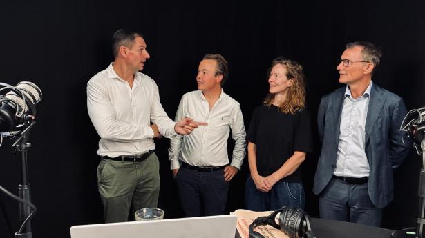 De høje, lange renter og den voksende statsgæld globalt bekymrer både chef for Polaris Flexible Capital, Jesper Langmack (tv), og indehaver af Global Health Invest Claus Henrik Johansen (yderst t.h.). De gæster podcasten “Børsen Investor” med værterne Simon Kirketerp og Gro Høyer Thielst.