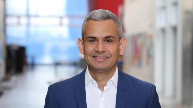 Philip Khokhar har siden den 1. august 2025 været fast vært på TV Avisen på DR. Inden da fungerede han i 12 år som udenrigskorrespondent for DR, hvor han blandt andet dækkede Mellemøsten, Asien, Afghanistan og senest USA.