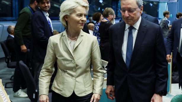 Tidligere formand for Den Europæiske Bank Mario Draghi (th) afleverede en meget omtalt konkurrencerapport til Ursula von Leyen (tv), formand for EU i 2024.