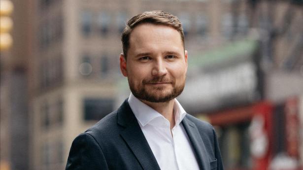Mange har travlt med at fortælle om USA som et demokrati i frit fald, men vil danske virksomheder gøre sig gældende, bør de forstå den amerikanske drivkraft i stedet for at reducere landet til Donald Trump. 