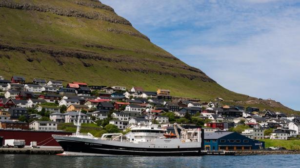 Sortlistede russiske fiskeskibe har lagt til kaj i færøske havne. I norske havne har man nægtet skibene at lægge til. Det samme har Færøerne nu besluttet at gøre. Billedet er ikke af de pågældende skibe.