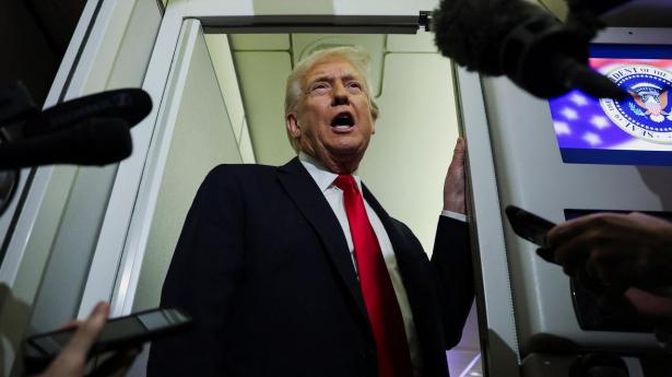 USA's præsident, Donald Trump, taler natten til onsdag dansk tid til journalister om bord på præsidentflyet Air Force One. Her aflyser han Ukraines frist for at indvillige i fredsplan.