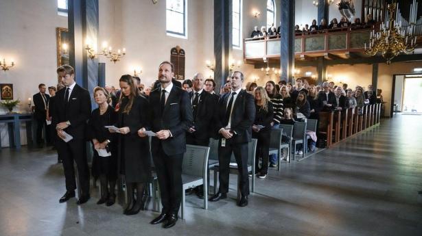 Den kongelige familie – uden dronning Mette-Marit – sad forrest til sørgegudstjenesten søndag formiddag.