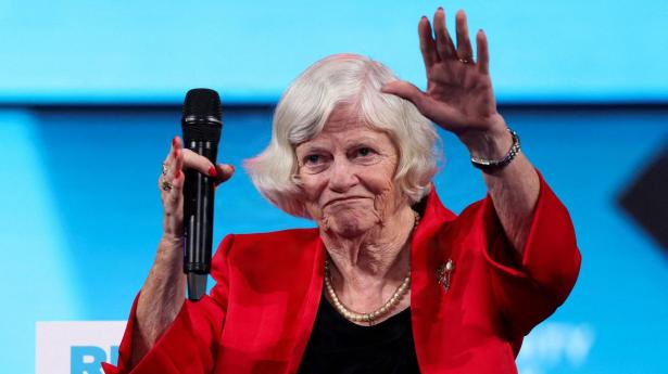 Ann Widdecombe taler fra scenen ved et landsmøde i Reform UK i Birmingham i september 2024. Hun blev fundet død i sit hjem torsdag, og fredag har politiet indledt en drabsefterforskning.