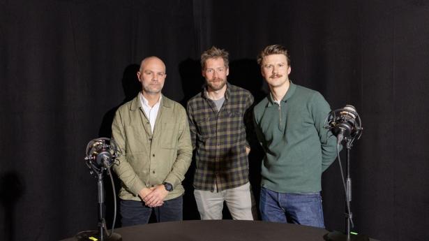 Erhvervskommentator, Jesper Kongskov (t.v.) og journalist Thomas Askjær (t.h.) taler med journalist Mathias Sommer om det fynske roboteventyr som er kommet under kinesisk pres. Foto: Simon Fals