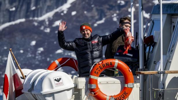 Kong Frederik besøgte senest Grønland i april sidste år, hvor han blandt andet fangede en rødfisk på en sejltur på fjorden ved den grønlandske hovedstad, Nuuk. 