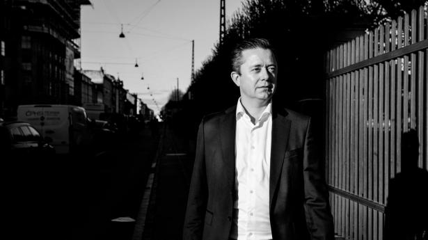 Mens pensionskasserne i årtier har polstret sig mod markedsuro med alternative investeringer, er den private investor ofte efterladt sårbar på børsens sidelinje, skriver Jens Kindberg.