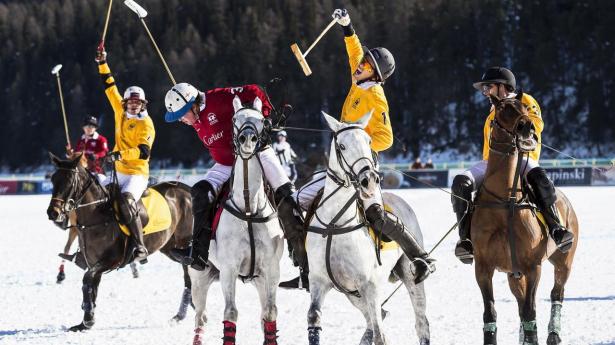 Investec lokker blandt andet med ture til snepolo i St. Moritz i Schweiz i deres kamp for at få flere rige kunder.