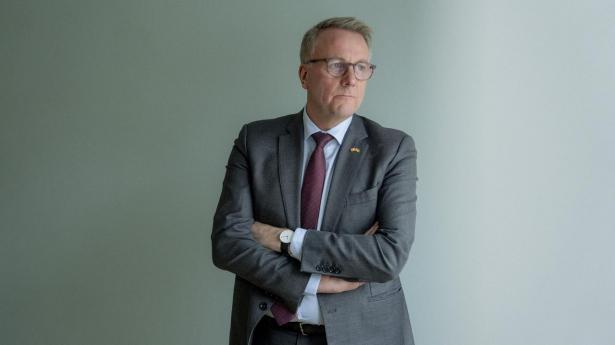Erhvervsminister Morten Bødskov (S) revser banker og realkreditten for ikke at bruge de statsgaranterede ordninger for boliglån i udkantsområder.