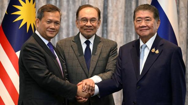 Cambodjas premierminister, Hun Manet, (t.v.) og Thailands fungerende premierminister, Phumtham Wechayachai (t.h.) med deres modpart fra Malaysia, Anwar Ibrahim.