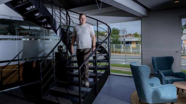 Hos Velatir har AI gjort det sværere for unge nyuddannede at få foden indenfor. Adm. direktør Michael Blicher Sørensen frygter, at færre junioransættelser i dag på sigt kan føre til mangel på erfarne specialister i fremtiden.