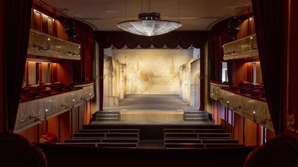 Hofteatret blev indrettet i 1766–67 af den franske arkitekt Nicolas-Henri Jardin på ordre fra Christian 7. Siden har salen dannet ramme om hofteater, maskerader, koncerter og politisk dramatiske år.
