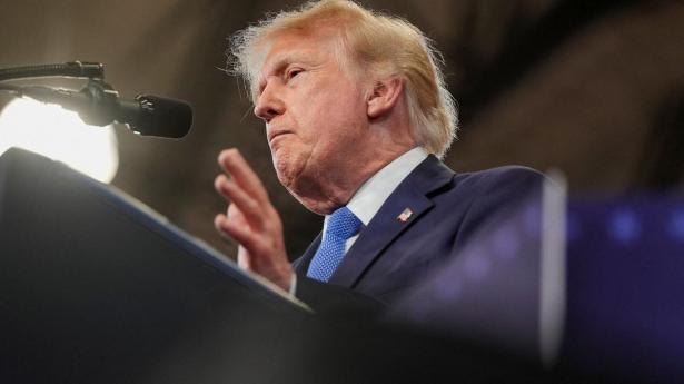 Donald Trump har fredag talt ved et vælgermøde på en politiskole i Nassau County i delstaten New York.