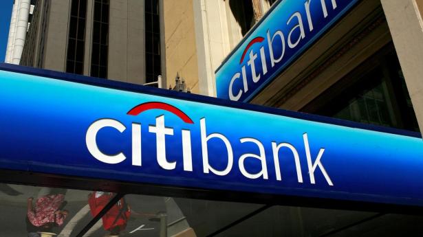 Amerikanske storbanker som Morgan Stanley og Citigroup presser advokatfirmaer på priserne, med henvisning til at advokatbureauerne selv sparer penge ved omfattende brug af det arbejde de leverer til storbankerne 