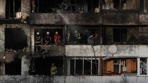 Ukrainske redningsarbejdere i en ødelagte boligbygning efter russiske luftangreb på civile boligblokke i Kyiv den 25. november 2025.