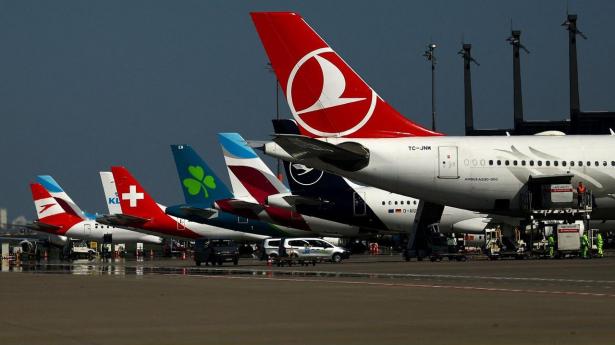 Energikrisen lægger massivt pres på flyselskaberne – tusindvis af afgange aflyst