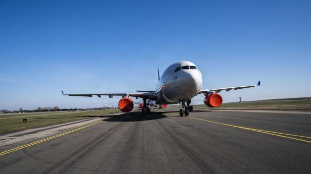 Oliepris presser luftfarten – men på den korte bane er flypriserne faldet