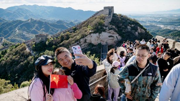 Kinesiske turister besøger Den Kinesiske Mur. “Chinamaxxing” og udenlandske sociale medier skaber ny interesse for kinesisk kultur og rejser i Kina.