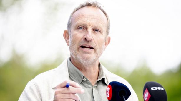 Erhvervsminister og De Radikales partileder Martin Lidegaard står på mål for omstridt momsforslag, da han møder pressen ved partiets sommergruppemøde.