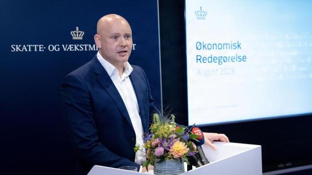 Skatte- og vækstminister Jakob Engel-Schmidt fremlagde torsdag den økonomiske redegørelse, der med beregningsmæssige kneb fik problemerne til at forsvinde. 