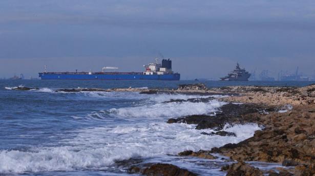 Flere franske flådefartøjer vogter over olietankeren “Grinch”, der blev bordet i internationalt farvand og ledsaget til Marseille, mistænkt for at sejle under falsk flag og være en del af den russiske skyggeflåde.