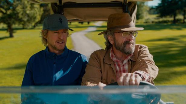 Owen Wilson og Mac Maron i rollerne som Pryce og Mitts, der har et godt øje til et ungt, men besværligt golftalent. 