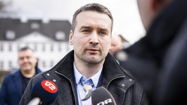 Qarsoq Høegh-Dam fra Naleraq til regeringsforhandlinger på Marienborg.