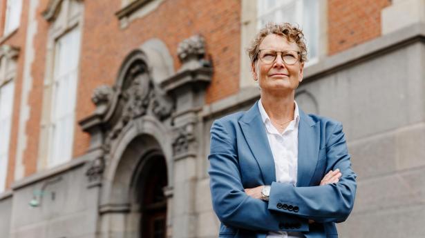 Ifølge Lone Strøm, adm. direktør i FSR - danske revisorer er det hastigt faldende medlemsantal et udtryk for den konsolideringsbølge, som i årevis er skyllet ind over den danske revisionsbranche - senest med kapitalfondenes opkøbsiver.