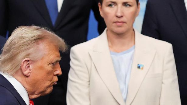Præsident Donald Trump håner Danmark og dermed statsminister Mette Frederiksen for den militære indsats på Grønland. Men Trump omgår fakta med uhyre let hånd. Her fra Nato-topmødet i Haag sidste juni.