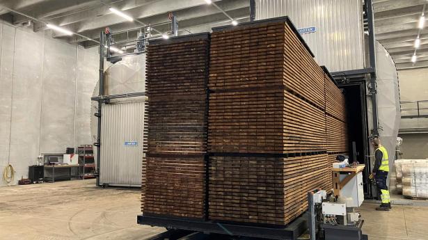 Varmebehandling uden kemi af træ hos Frøslev Træ