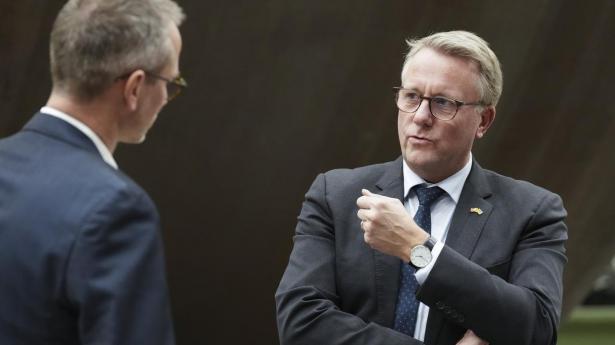 “Erhvervsministeren har flere gange opfordret til, at vi hver især tjekker, om vi burde skifte bank. Fint. Men erhvervsministerens vigtigste opgave er nu engang at sikre, at markedet fungerer,” skriver Lisbeth Bech-Nielsen og Sigurd Agersnap.