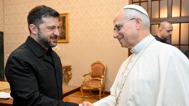 Pave Leo XIV tog tirsdag i Castel Gandolfo i Rom imod præsident Volodymyr Zelenskyj. Imens efterlyser den ukrainske præsident at kunne møde præsident Trump i USA.